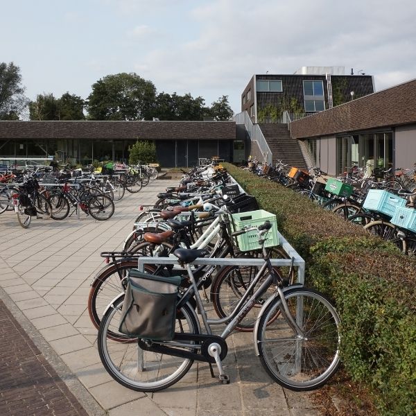 110111 fietsparkeren fietsenrek fietsafscheiding schoolterrein inrichten